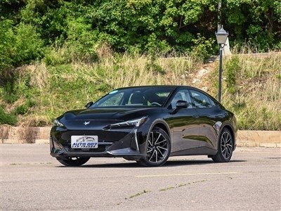 Električni automobil Arcfox Alpha S5